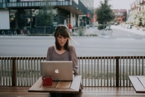 Here's how many hours bloggers work per week when earning a full-time income