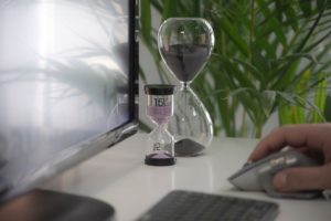 This is how many hours bloggers work per week, according to each blog stage