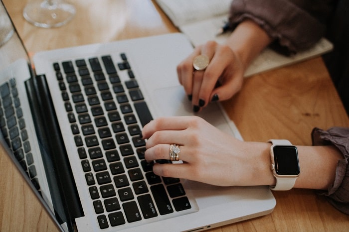 Are you wondering if you can make a living as a freelance writer? Take a close look at these 5 bitter truths then.