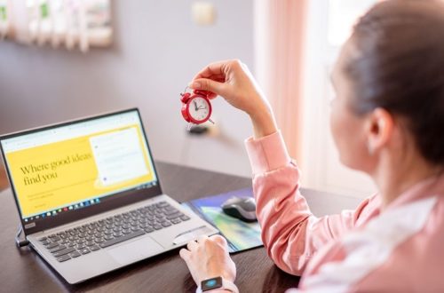 This is how many hours bloggers work per week, according to blog's age and stage of growth.